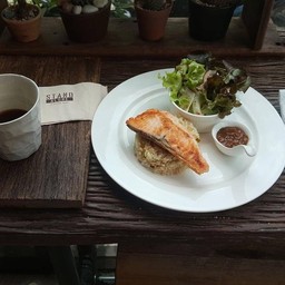 ข้าวผัดไข่+สเต๊กปลาแซลม่อน