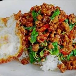 ข้าวกระเพรา ลูกชิ้นทอดใบเฟิร์น