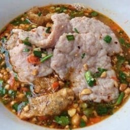 ก๋วยเตี๋ยวต้มยำตำลึงหมูเด้งหมูบะช่อ