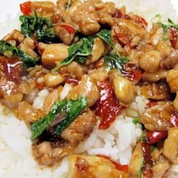 กะเพราไก่ชิ้นพริกแห้งราดข้าว