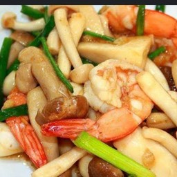 ผัดเห็ดใส่กุ้งราดข้าว