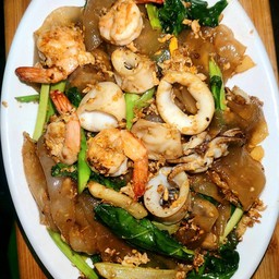 ราดหน้าเส้นใหญ่ทะเล