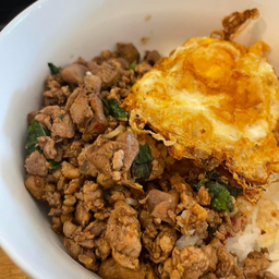 ข้าวราดกะเพราเป็ด+เครื่องในไก่