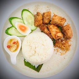 ข้าวปลากะพงทอดกระเทียม ( ไม่รวมไข่ )