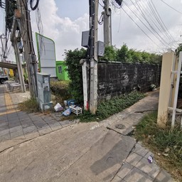 ทางเข้าปากทาง อยู่ระหว่างปั๊มบางจากและ ปตท.