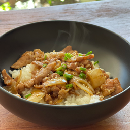 ข้าวหน้าหมูผัดซอส