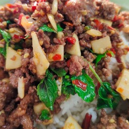 กระเพราเนื้อราดข้าว