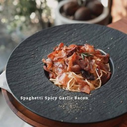 สปาเก็ตตี้ผัดพริกแห้งเบค่อนกรอบ