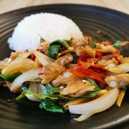 ผัดหอยลายน้ำพริกเผาราดข้าว