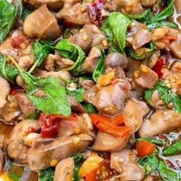 กระเพราไก่+เครื่องใน