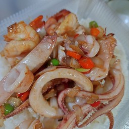 ทะเลคั่วพริกเกลือราดข้าว