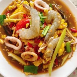ยำมะม่วงกุ้งสดปลาหมึกข้าวโพด