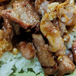 หมูกระเทียมราดข้าว