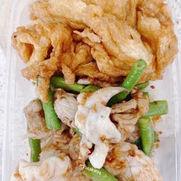 ข้าวราดพริกแกงรวมมิตรไข่เจียว