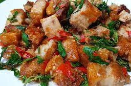 กะเพราหมูกรอบ กับข้าว