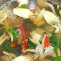 (กับข้าว) ต้มยำเห็ดรวมน้ำใส ใบกะเพรา (มังสวิรัติ วีแกน)