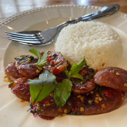 ข้าวราดกะเพรากุนเชียงหมูสับ