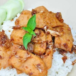 หมูยอทอดกระเทียมราดข้าว