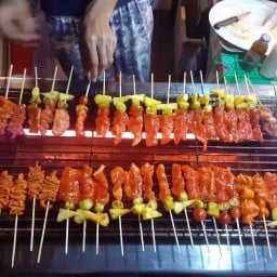 เเชมป์บาบีคิวโบราณ ข้างทางรถไฟหน้าร้านติดเทรน