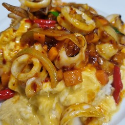 ข้าวไข่ข้นปลาหมึกพริกเผา