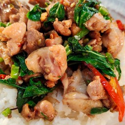 กระเพราไก่ราดข้าว