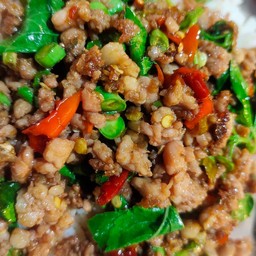 กระเพราหมูราดข้าว