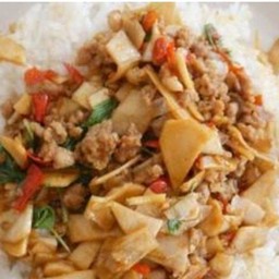 ผัดกระเพราหน่อไม้ดองหมูสับ