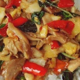 ผัดกระเพราไก่หน่อไม้ดอง