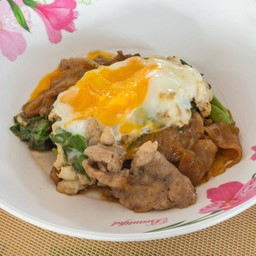 ผัดซีอิ๊วไข่เยิ้ม