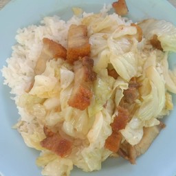 ผัดกะหล่ำปีหมูกรอบน้ำปลา