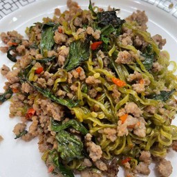 กะเพราเส้นบะหมี่ผัก