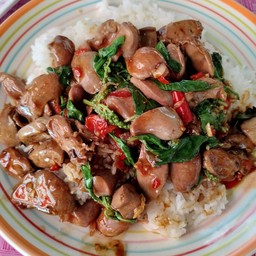 กระเพราเครื่องในไก่ราดข้าว