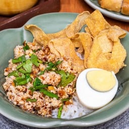ข้าวแห้งหมูสับต้มยำเกี๊ยวกรอบ