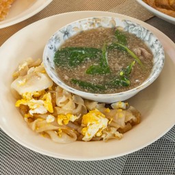 ราดหน้าเส้นคลุกไข่