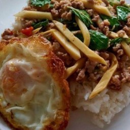 ข้าวกะเพราป่าพริกแห้งหมูสับใส่หน่อไม้ดองฟรีไข่ดาว