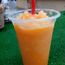 ร้านผลไม้ปั่น ตลาอินดี้  บางขุนเทืยน