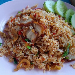 ข้าวผัดต้มยำหมูกรอบ