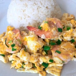 ข้าวราดไข่คั่วกุ้ง