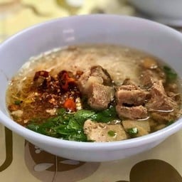 ก๋วยเตี๋ยวหมูอบหมูตุ๋น (สูตรเด็ดวัดกลาง) ถนนสุขาอุปถัมภ์