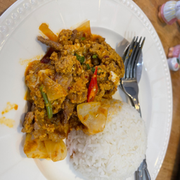 ข้าวราดผัดผงกะหรี่หมูชิ้น