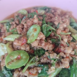 กระเพราหมูสับสะตอราดข้าว