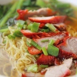 สหชัย บะหมี่เกี๊ยวปู หมูแดง วัดกู้ -