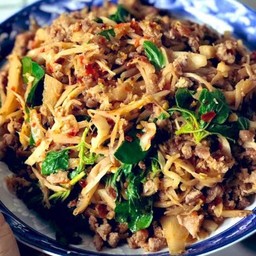 กับข้าวกะเพราป่าพริกแห้งไก่สับใส่หน่อไม้ดอง