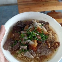 ก๋วยจั๊บใส่ทุกอย่าง