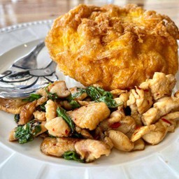 ข้าวกะเพราไก่ (ชิ้น)