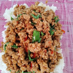 กระเพราหมูสับราดข้าว