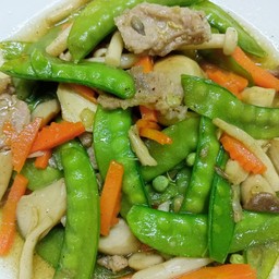 ผัดเห็ดถั่วลันเตาใส่หมู