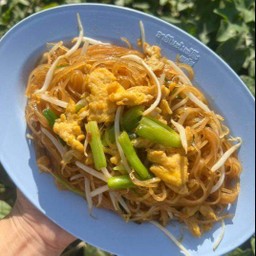 เส้นเล็กผัดไข่