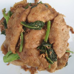 ผัดซีอิ๊วหมูคะน้าไทย