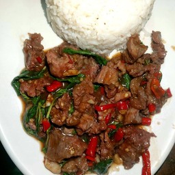 ผัดกระเพราเนื้อราดข้าว ทีเด็ด